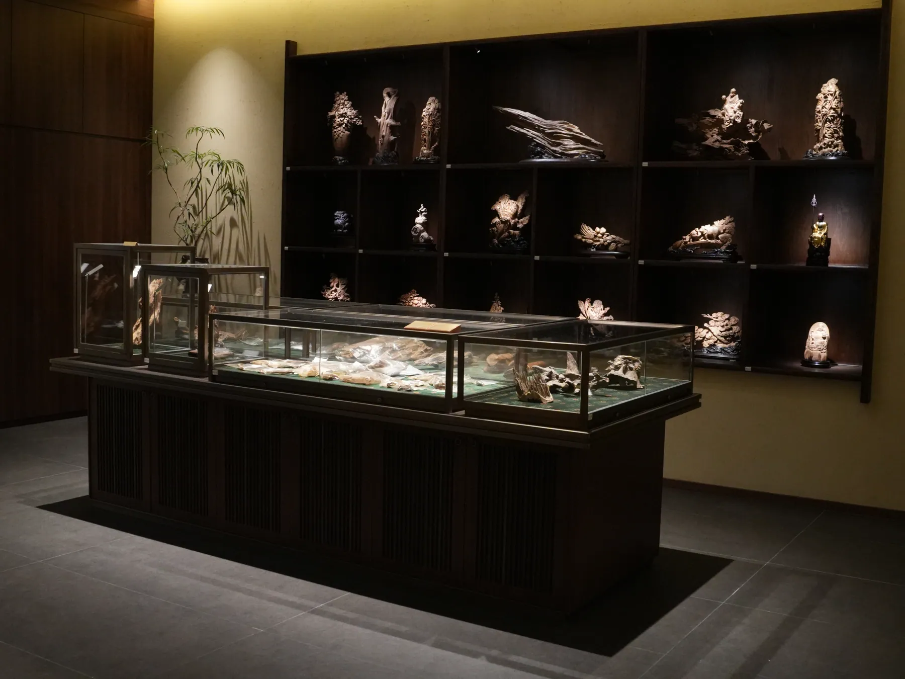 黑盘羊门店沉香雕件展示区